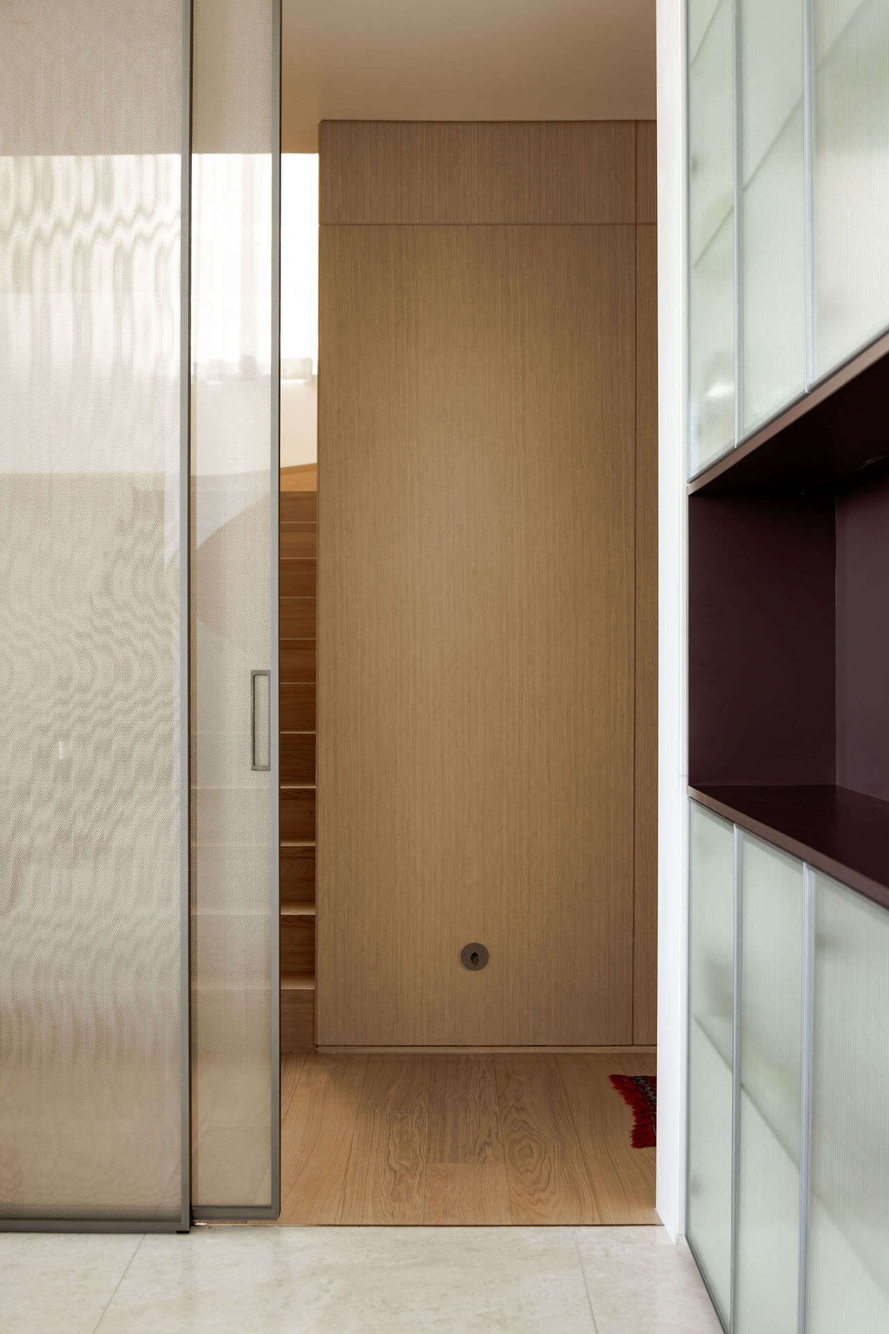 Vidrio laminado de 8mm con inserción de malla tejida en una puerta corrediza Pernia, proyecto Aqua