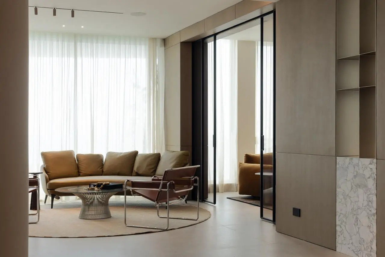 Proyecto Torre600 — puerta corrediza de perfil negro entre sala y estudio, Pernia Glass