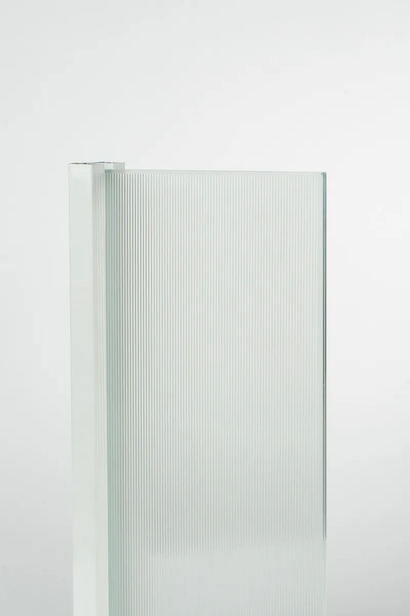 Puerta de vidrio claro con perfil aluminio natural